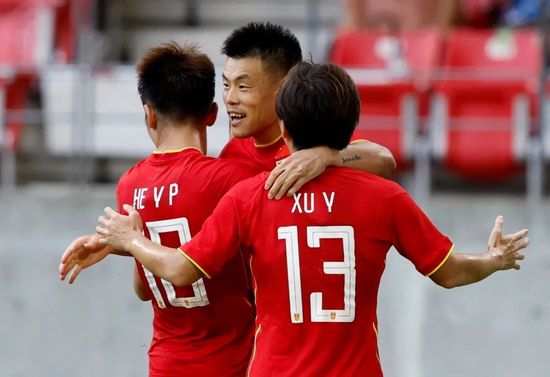 国米也可能会引进一名右边后卫，让达米安踢中后卫的位置。